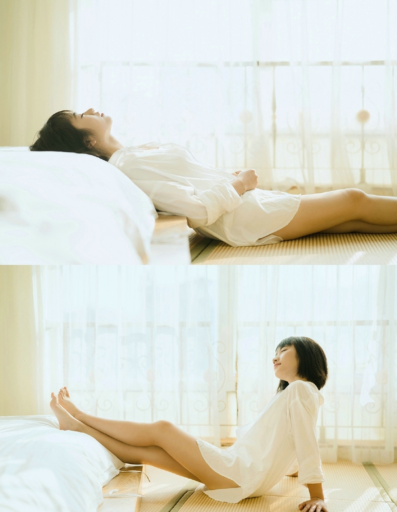 白衬衫白净短发少女慵懒悠闲时光