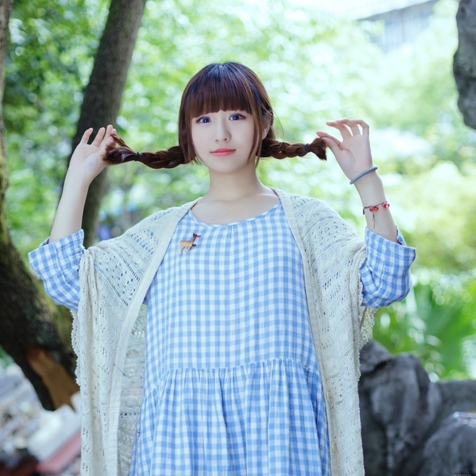 万物复苏清纯甜美少女清新可爱户外迷人写真