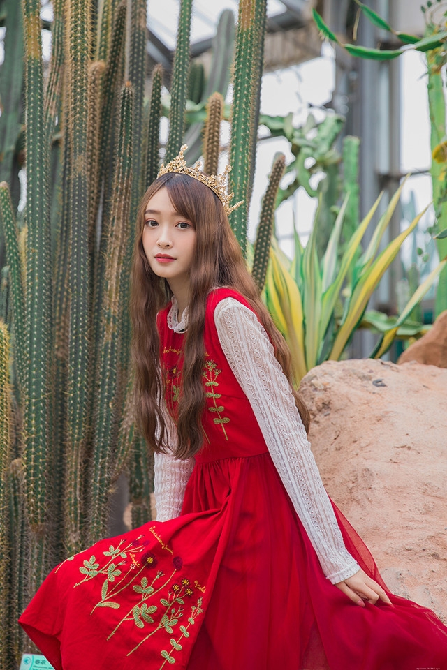 仙人掌植物园内皇冠美女艳丽红裙美艳动人