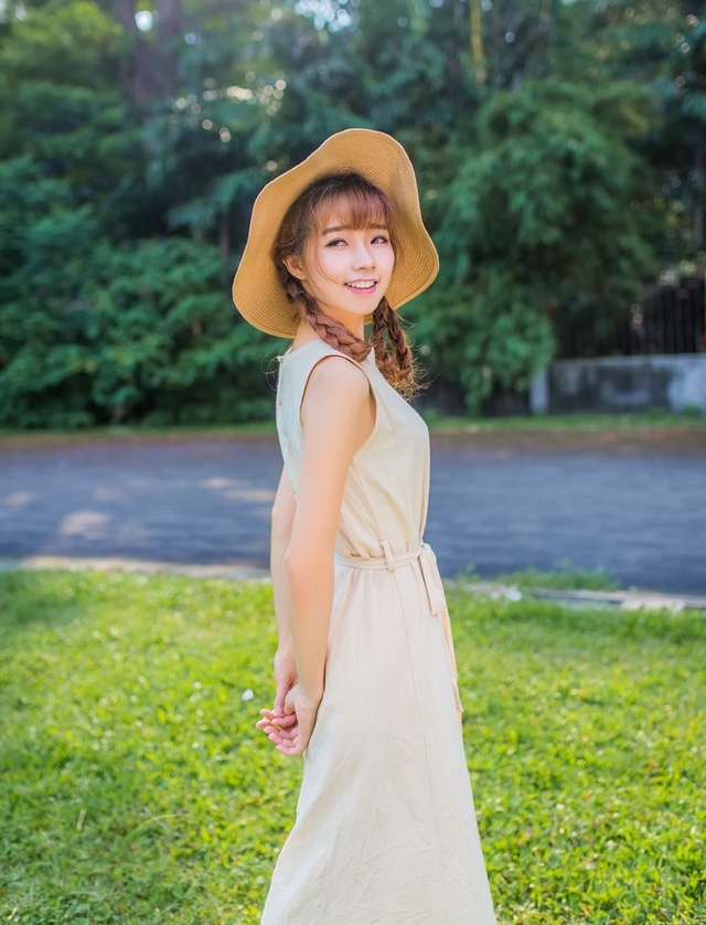 街头麻花辫美女朴素连衣裙头戴草帽小清新