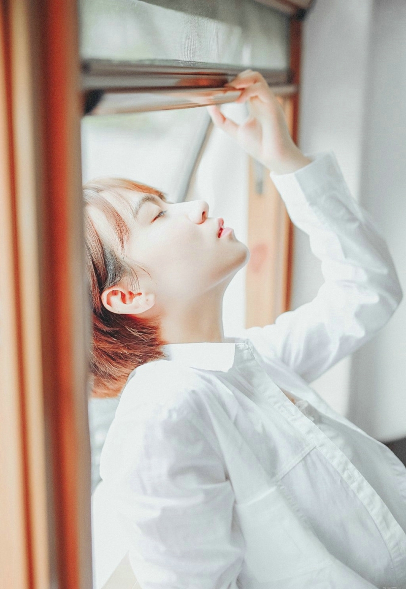 纯净私房内的短发清爽妹子静谧迷人