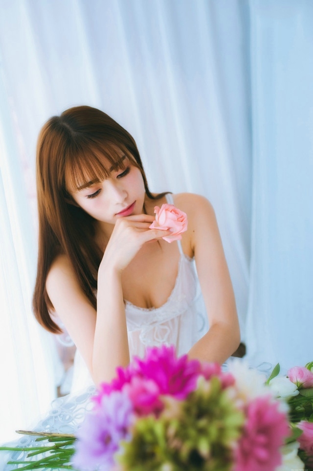 怀抱鲜花少女蕾丝透视睡裙半裸露乳朦胧写真