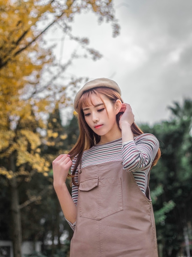 草坪上的秋天落叶美女俏皮纯真展冬日气氛