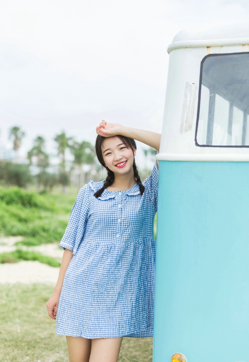 海边格子裙麻花辫清新妹子笑脸迷人