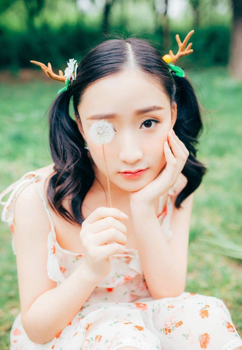 可爱萝莉双马尾公园小树林清新自然写真