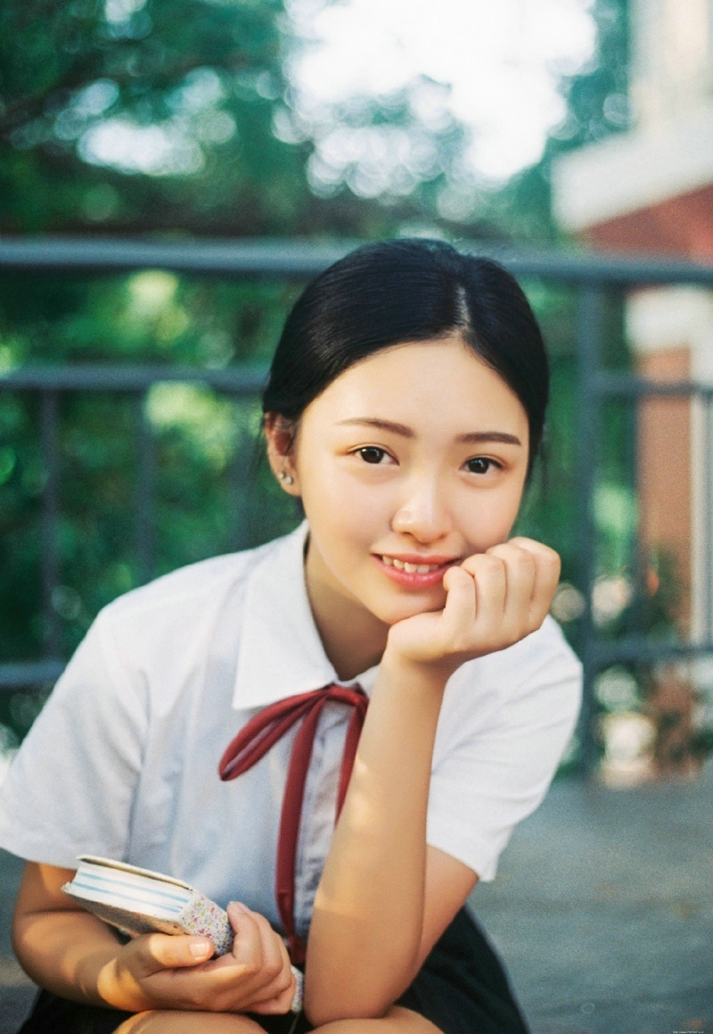 马尾文静校服姑娘清爽宜人写真