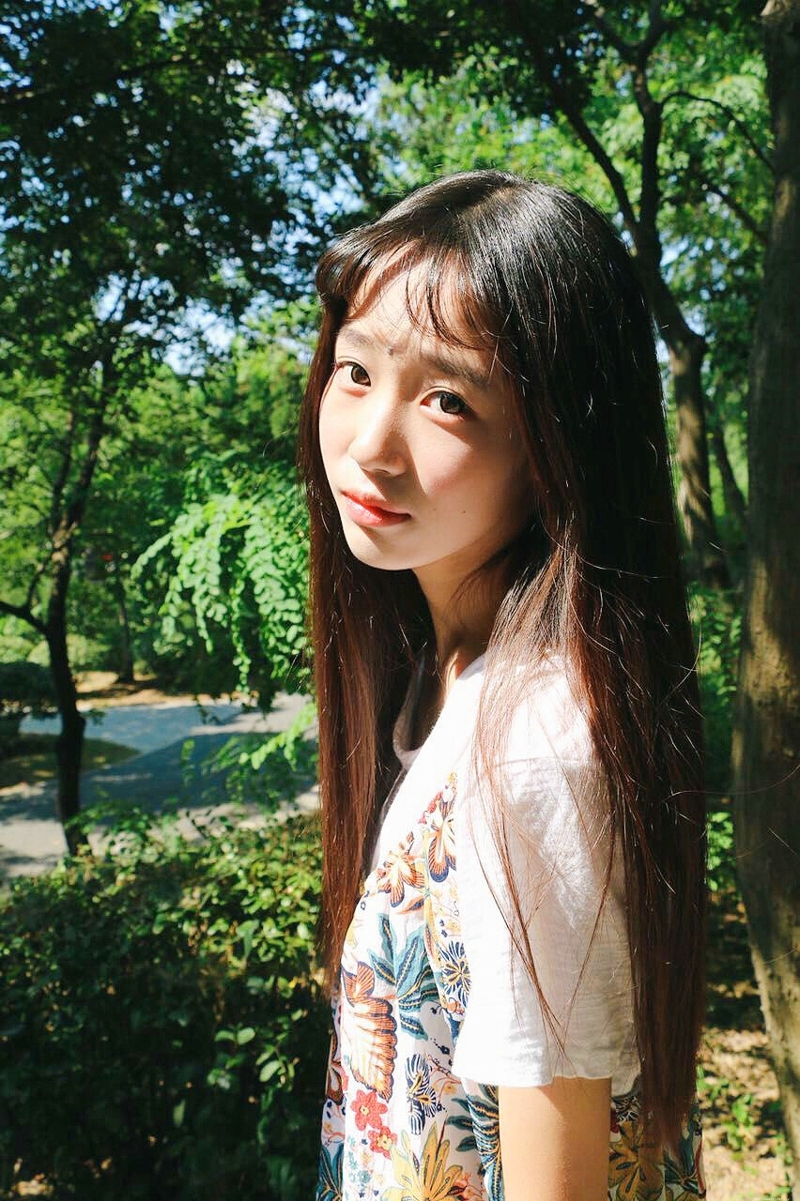 阳光下的齐刘海软萌妹子清新写真