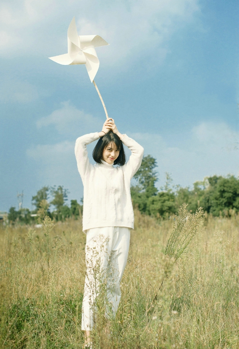 郊外毛衣短发风车少女俏皮玩耍写真