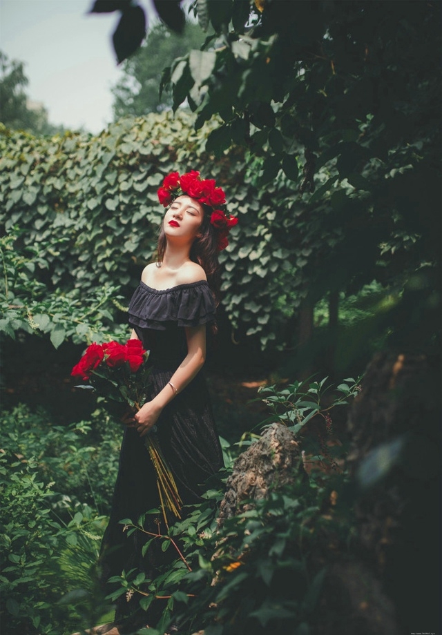 冷艳美女森林温馨唯美写真