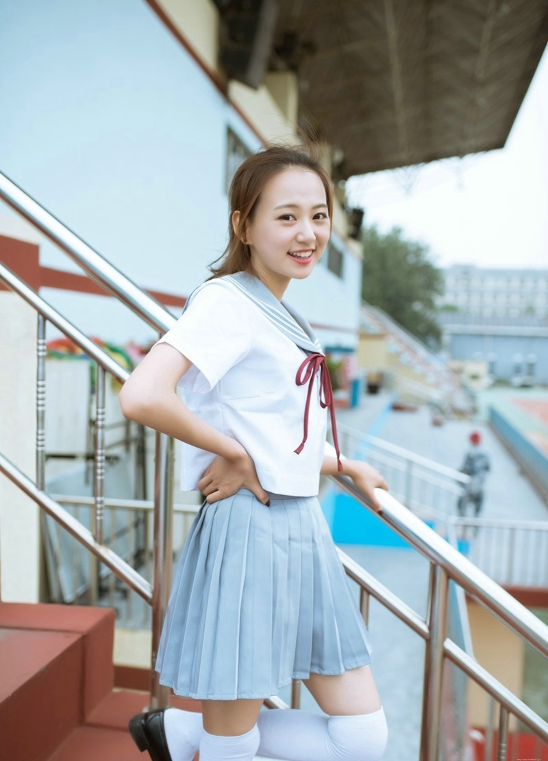 清纯校服少女教室内笑容甜美写真