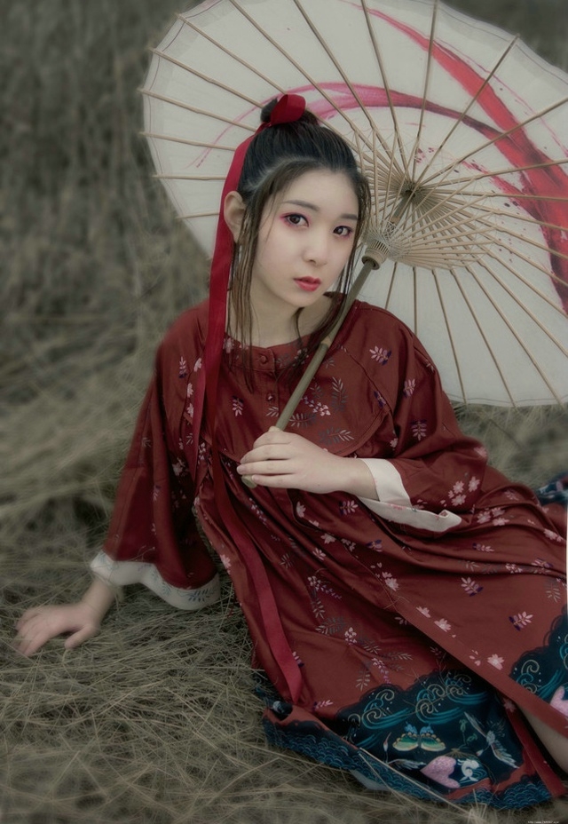 荒野古风美女撑伞靓丽眼妆吸晴秀嫩白香肩