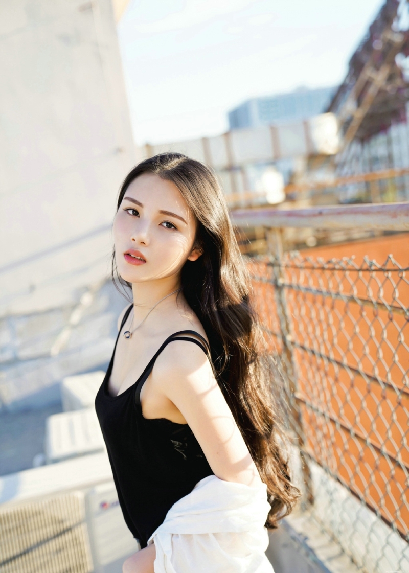 天台上的高颜值长发背心美女养眼美丽动人