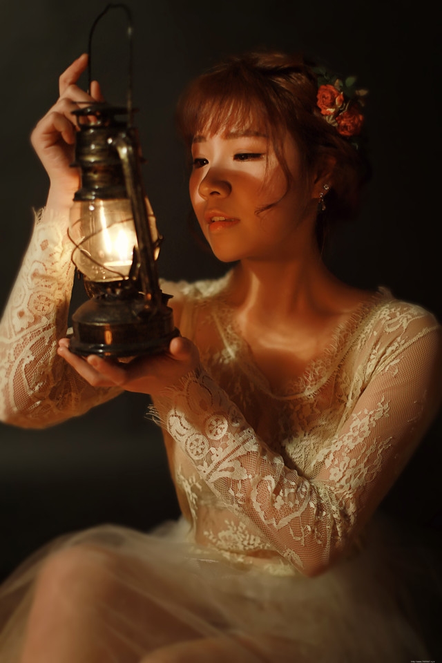 头纱下的烛光女孩蕾丝透视长裙妩媚勾人