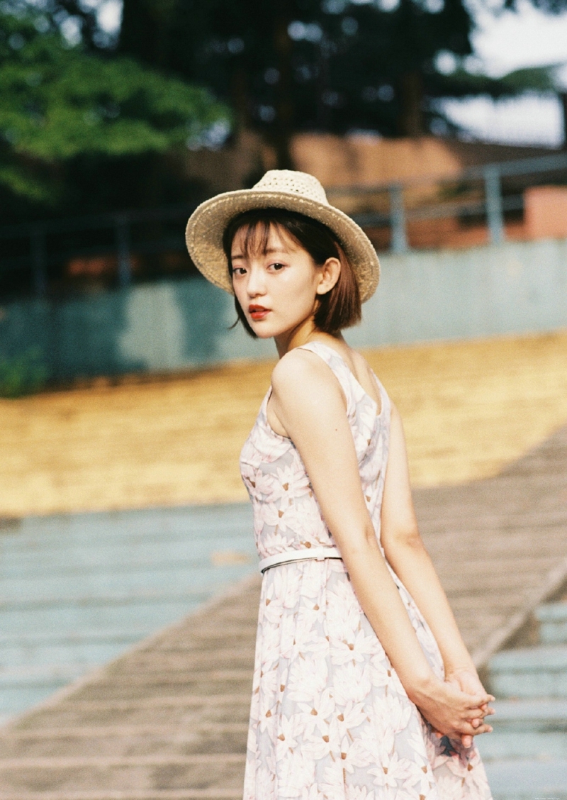 英伦风短发妹子精致五官漂亮写真