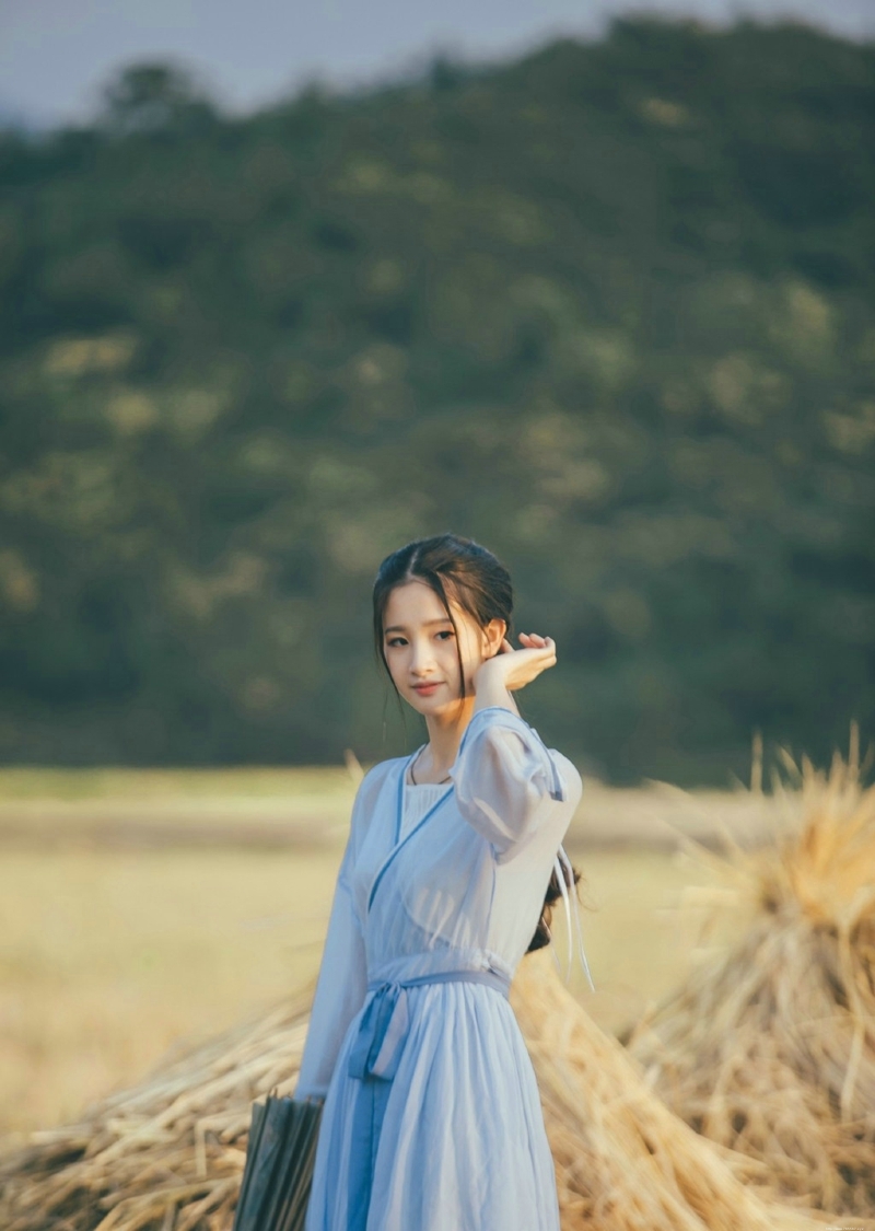 古装汉服美女虎娃可爱恬静写真