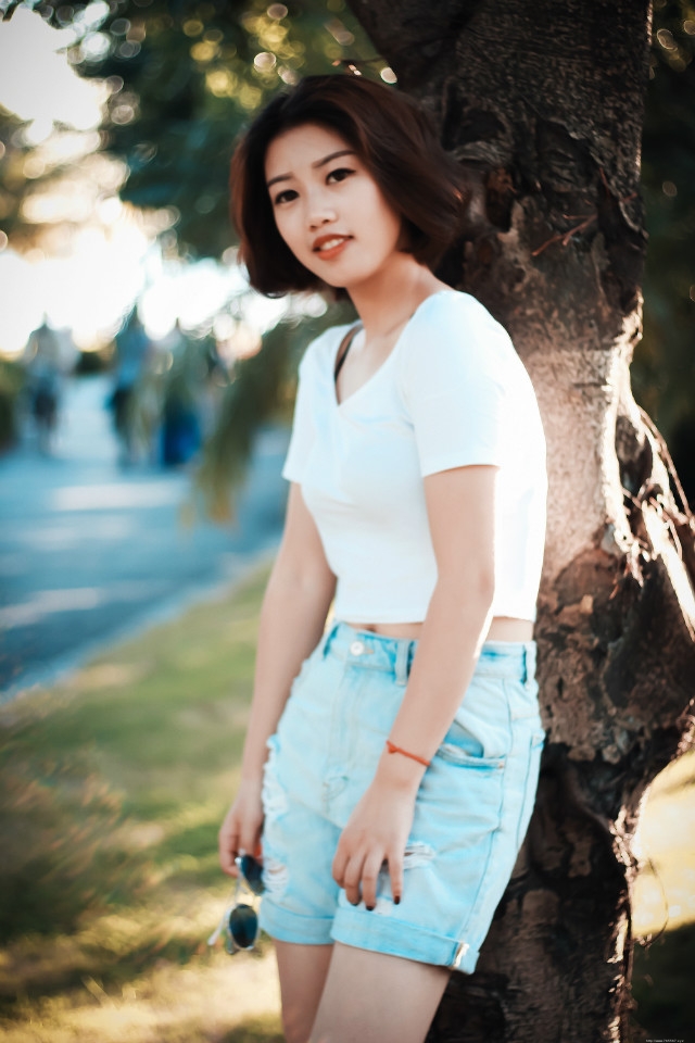 公园短发复古清新少女绽放迷人笑容写真