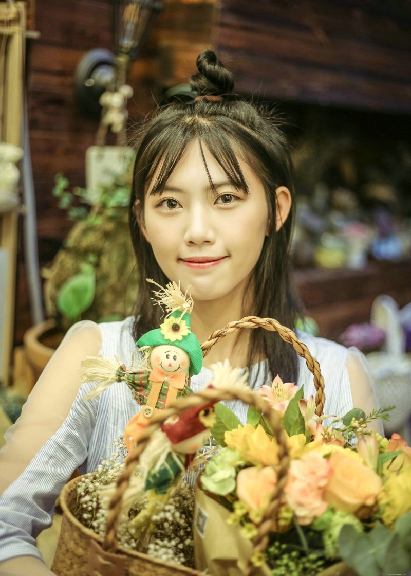 温室花朵少女可爱笑脸迷人