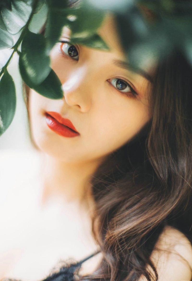 森林内的气质美女精致五官美丽动人