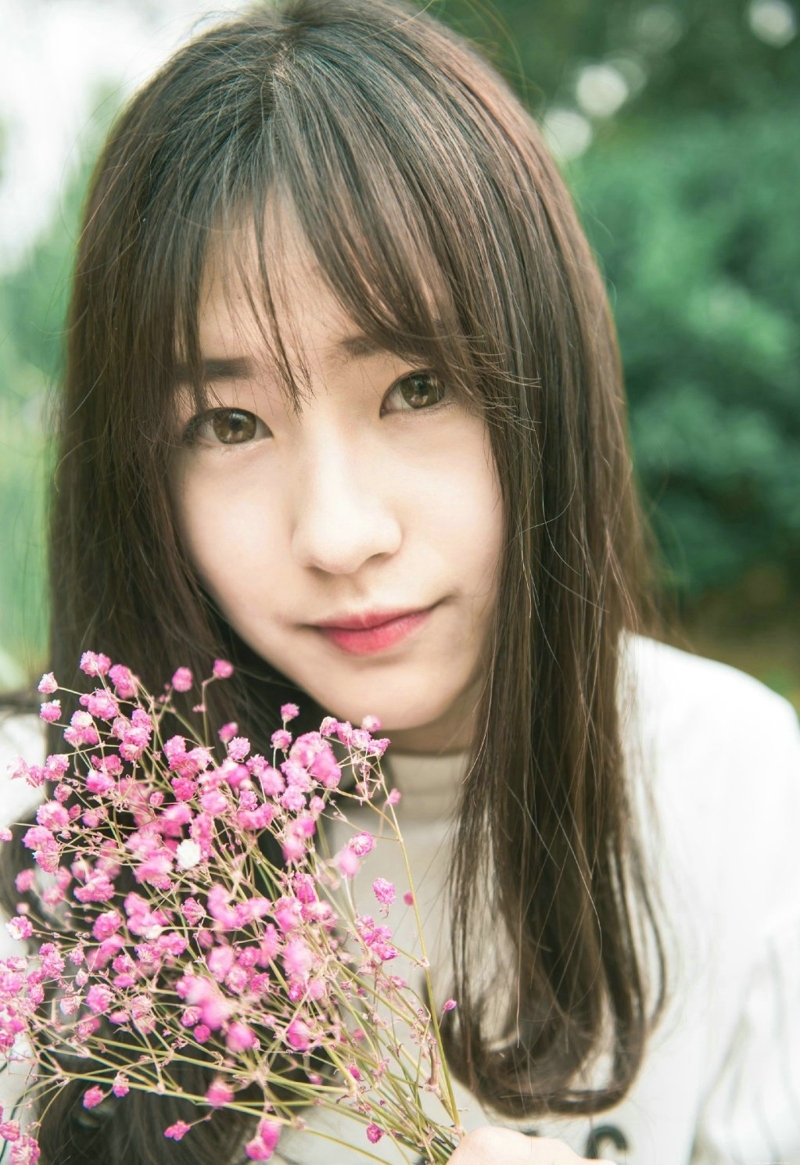 高颜值清纯美女户外手捧鲜花清新写真