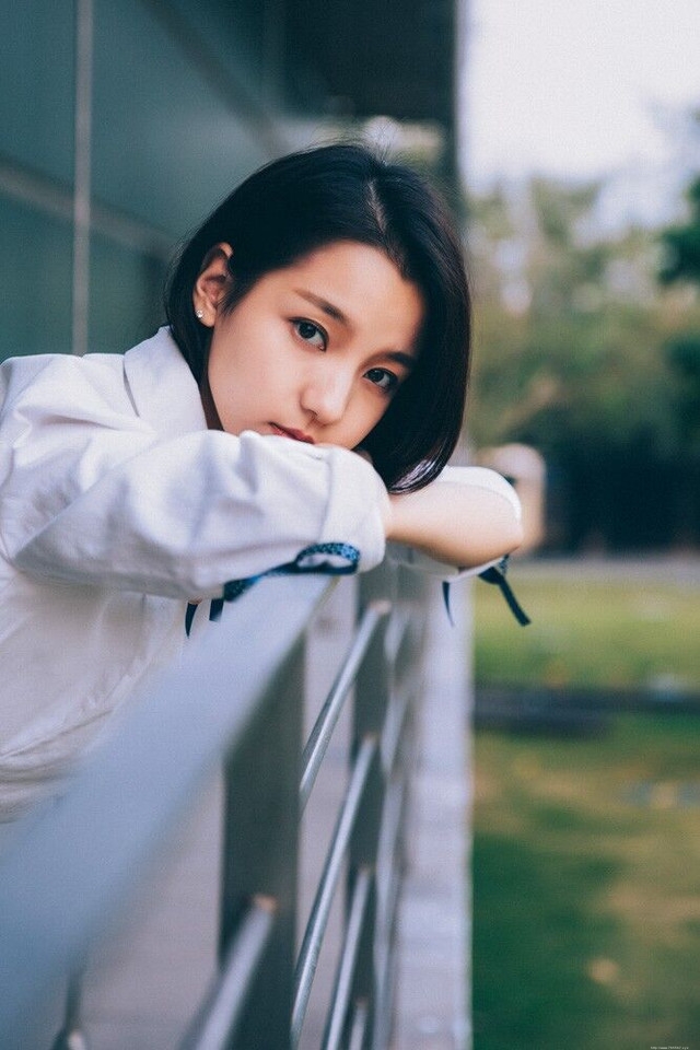 纯真短发美女嘟嘴卖萌皮肤白嫩笑容甜