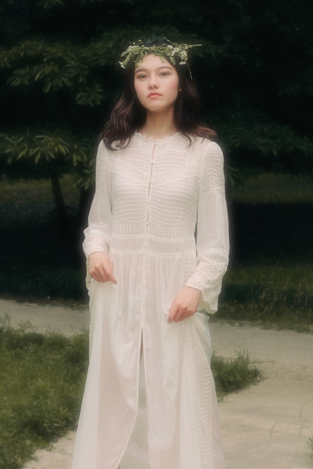 头戴花环的白色长裙美女赤脚行走在深林