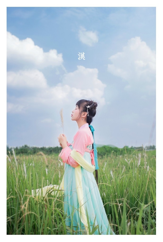 甜美少女古装寻觅大自然的温馨气息