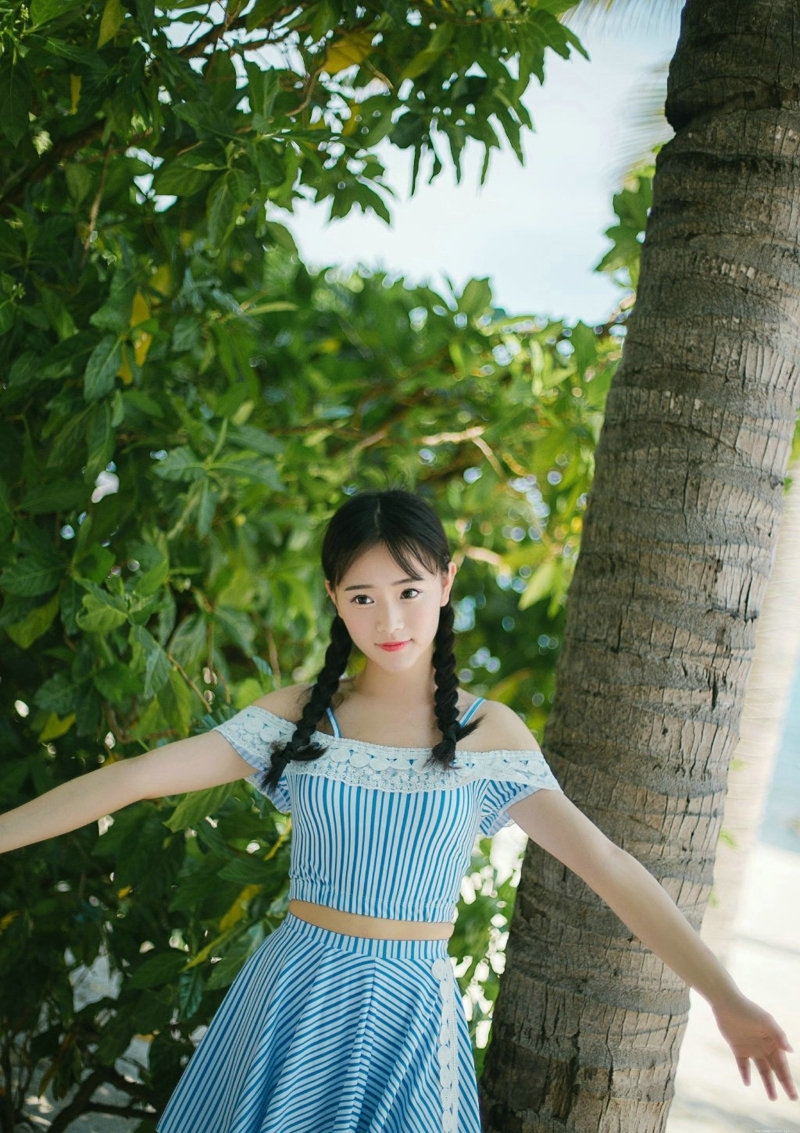 清纯麻花辫美少女一双眼睛炯炯有神可爱迷人