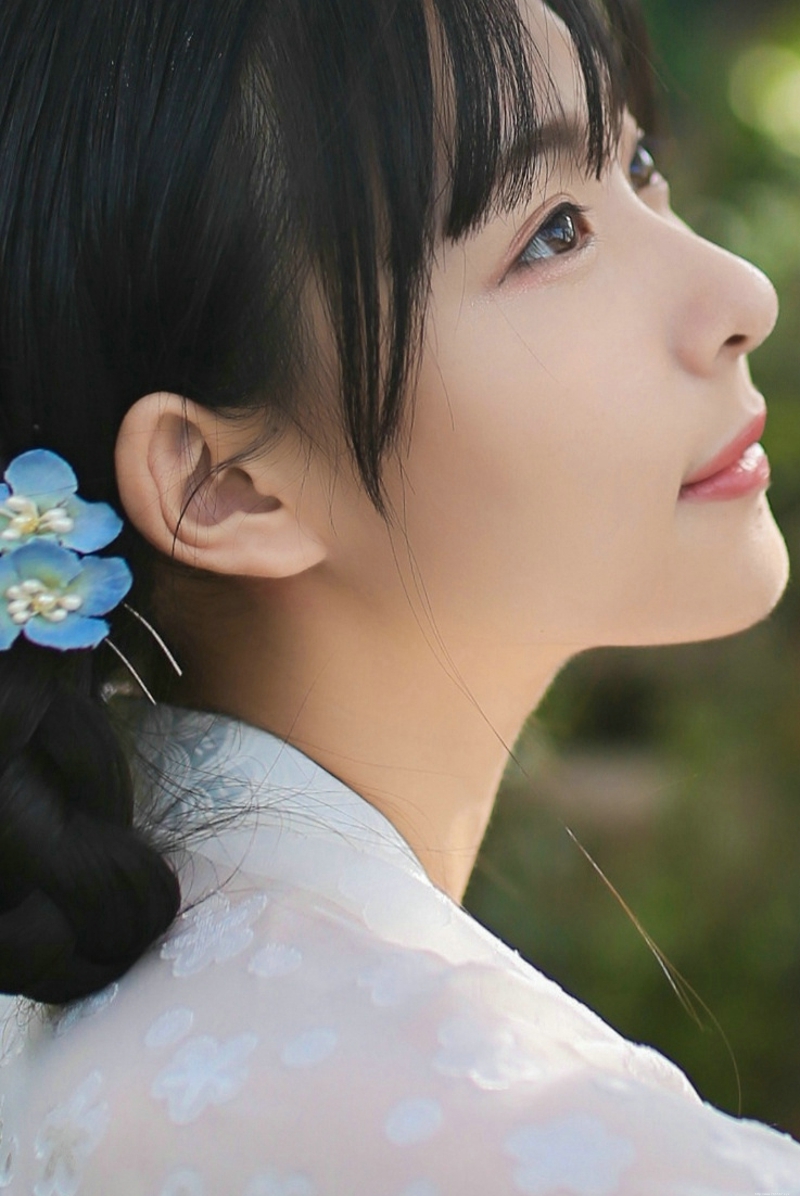 户外古装玲珑少女温婉娇媚动人