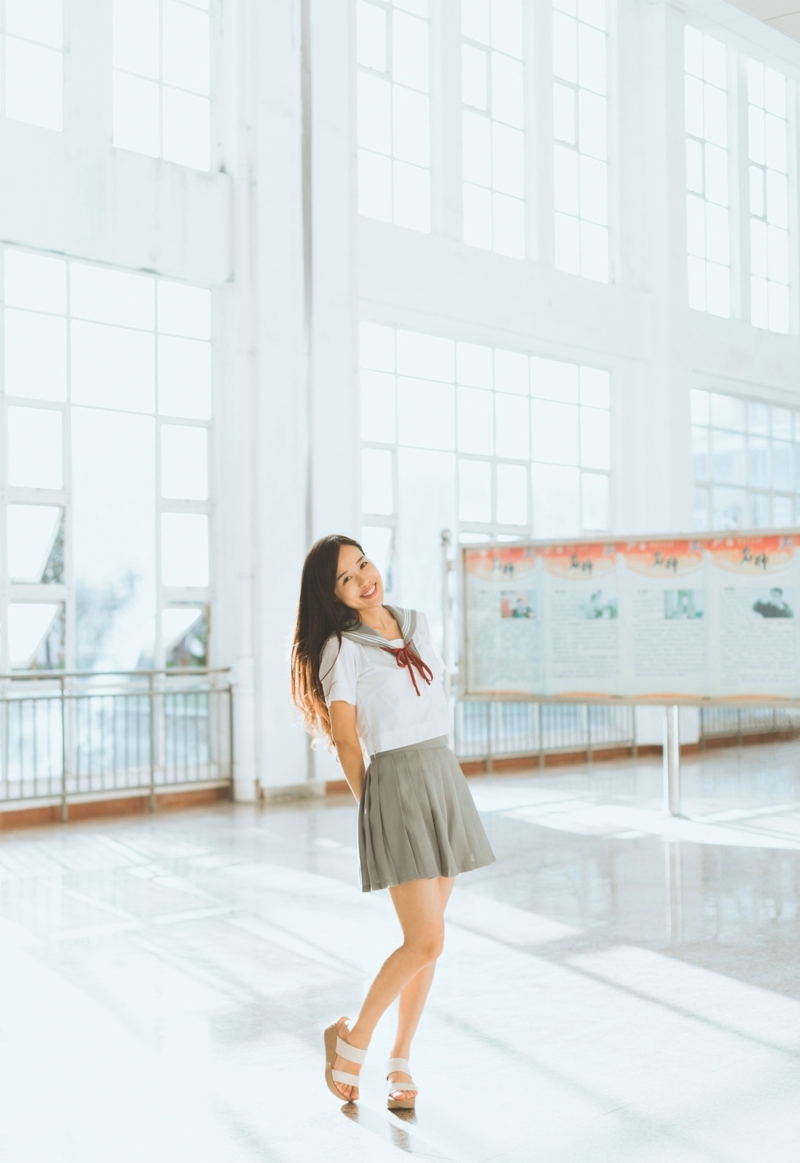 校园清新校服妹子笑容甜美可人