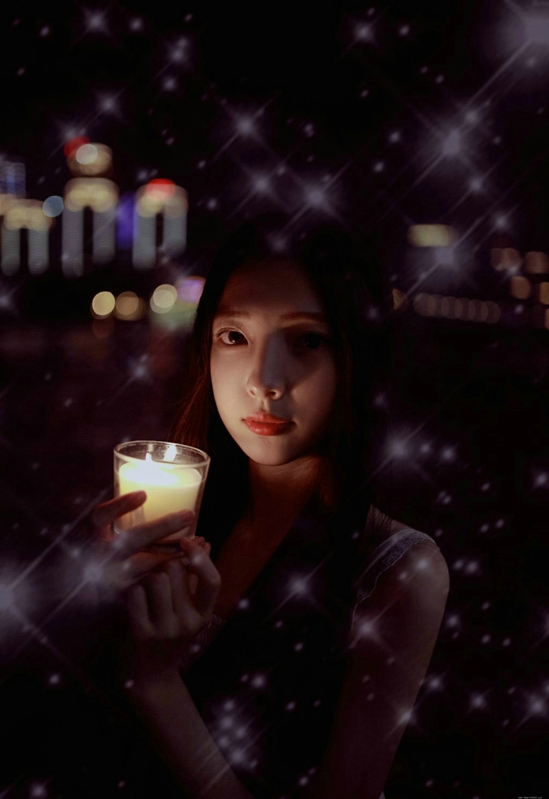 夜晚唯美灯光下的长发美女气质养眼写真