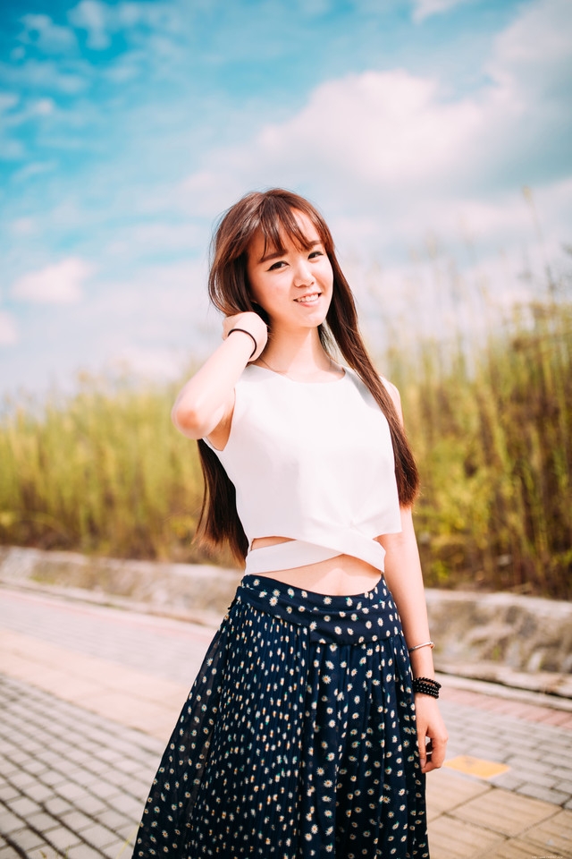 炎热夏天公路美女露脐装清秀迷人清凉诱惑