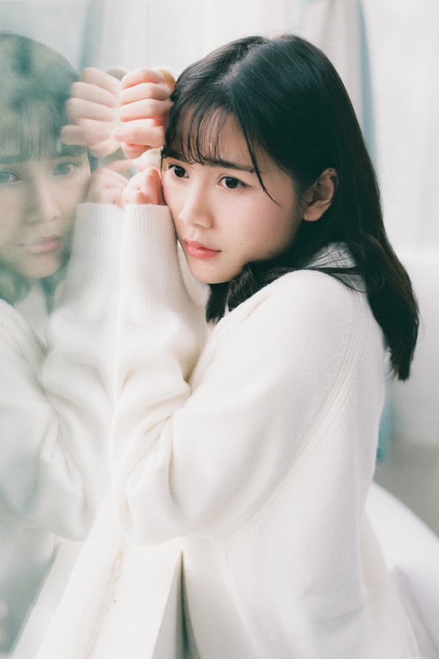 早安刷牙美女玲珑可爱笑眼迷人床上安静看书