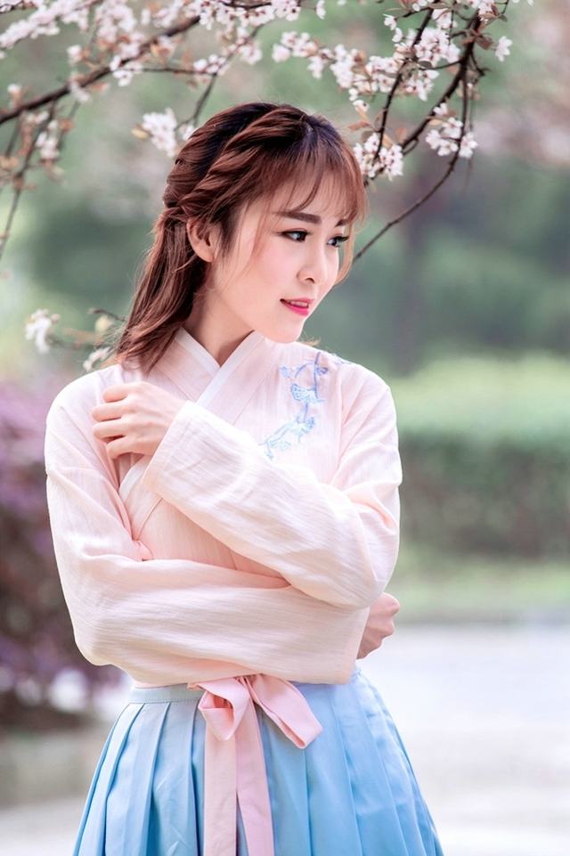 花树下的汉服美女清纯靓丽如花似玉