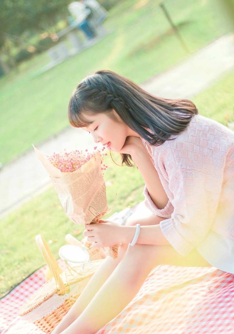 郊外野餐萌妹子与狗狗玩耍悠闲时光