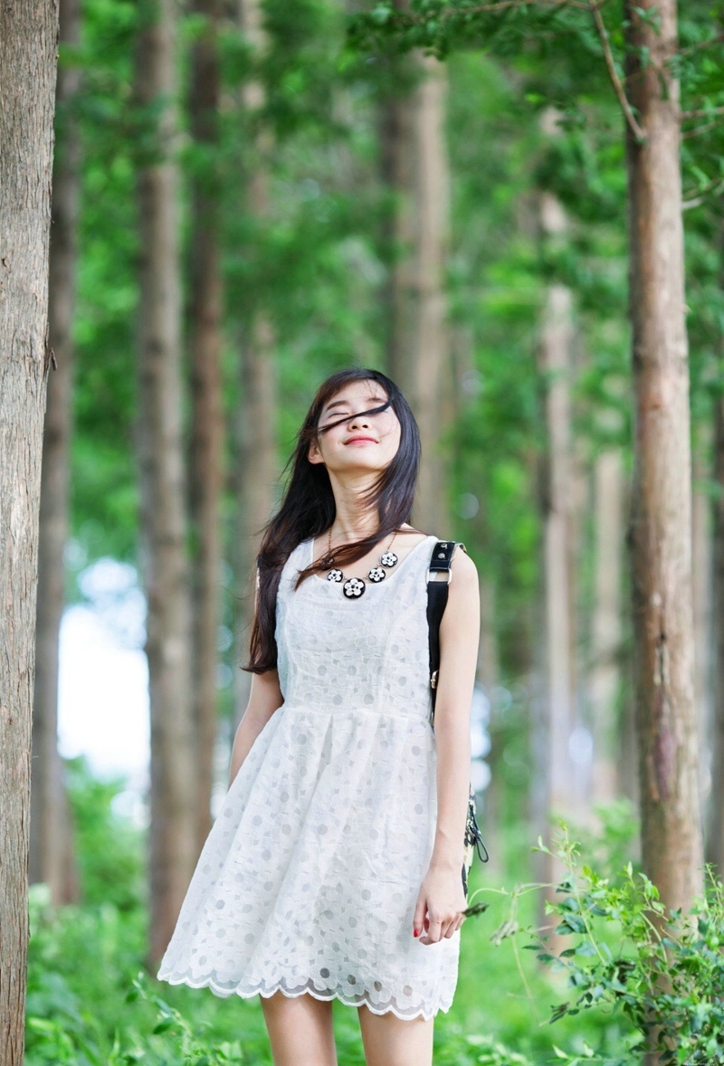 森林内的帽子白裙少女清风拂动