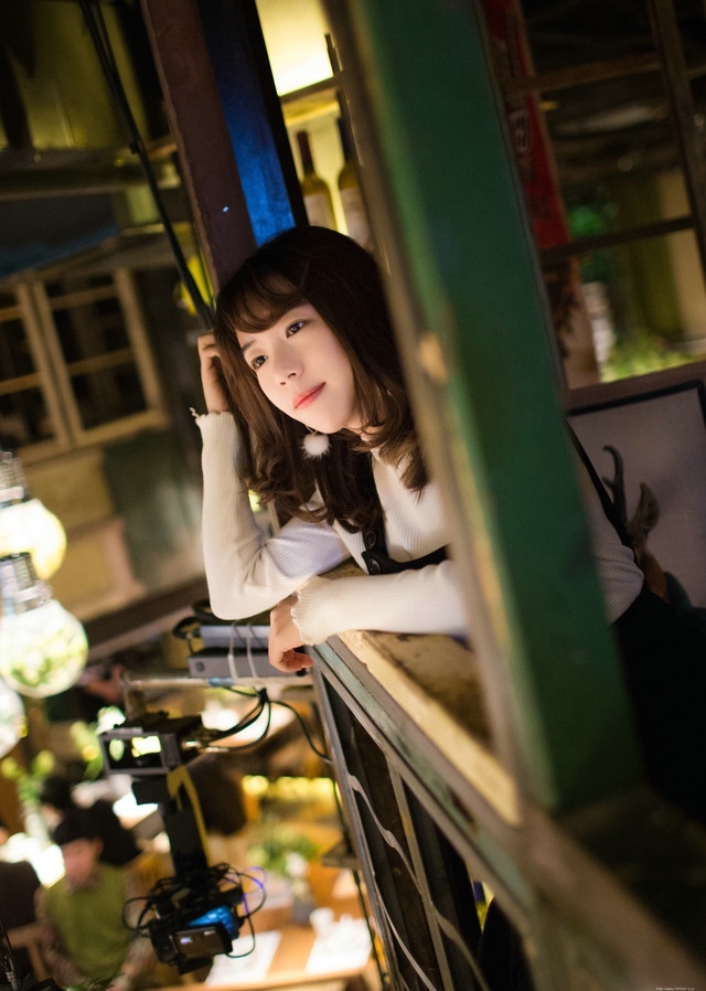 音乐酒馆卷发美女背带黑裙喝鸡尾酒寂寞