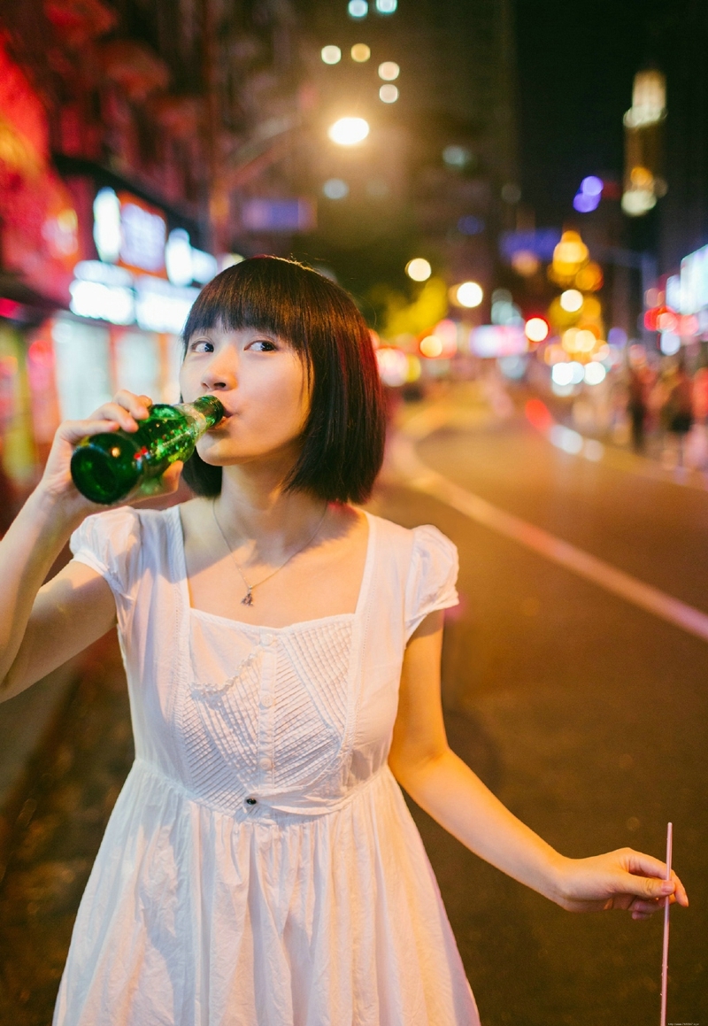 夜晚街头短发姑娘清纯活力十足