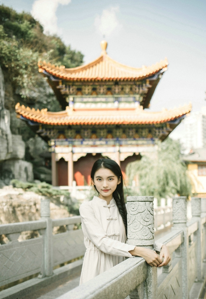 民国风妹子麻花辫高颜值迷人美眸