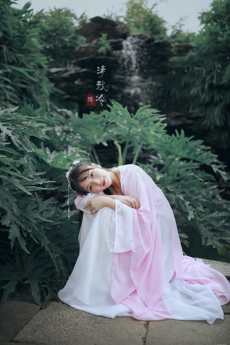 大眼漂亮女孩古装清新白皙迷人写真