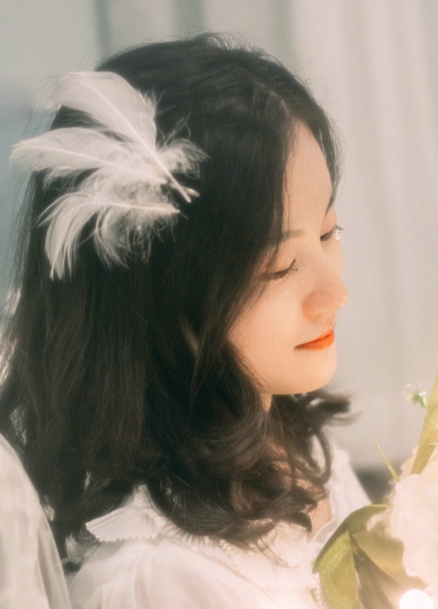 温婉灯光下的白纱女神花朵白嫩柔美