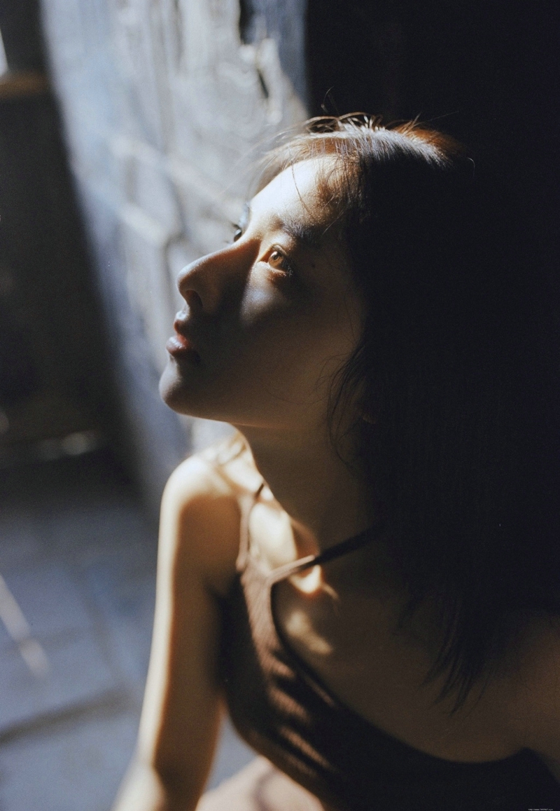 昏暗小巷内的气质美女测验无敌