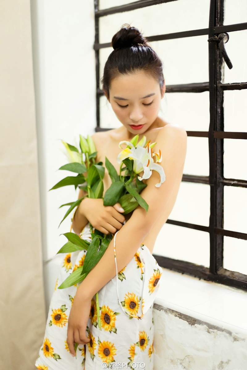 私房百合香极品美女真空美背诱惑无限