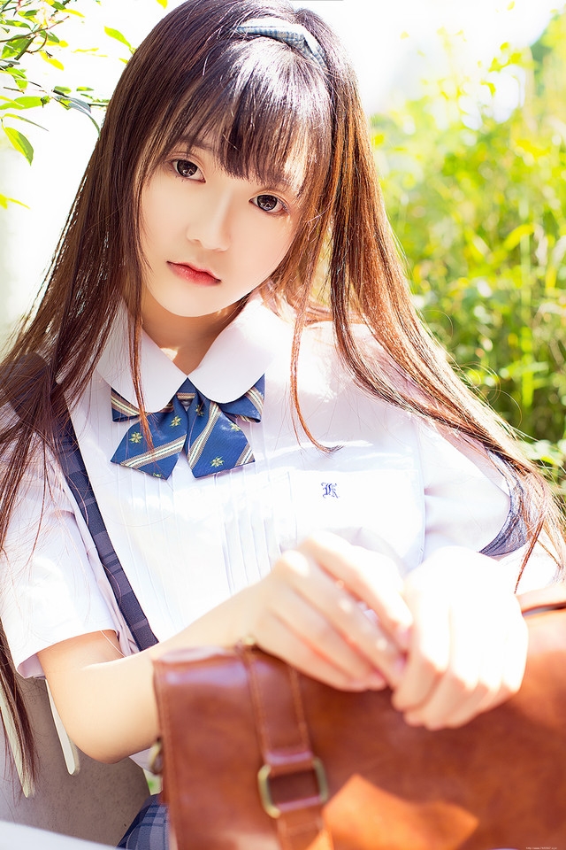 花一般的长发妹子坐在庭院内吃着棒冰享受阳光