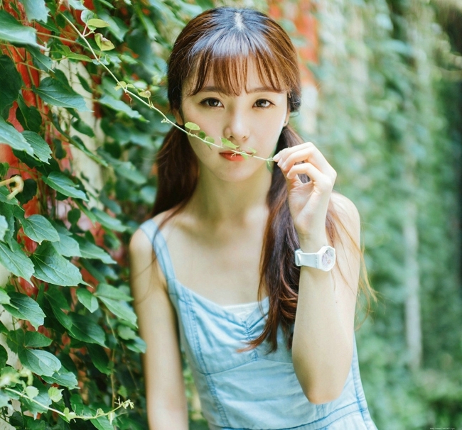 清纯甜美长发大眼美女俏皮迷人户外写真