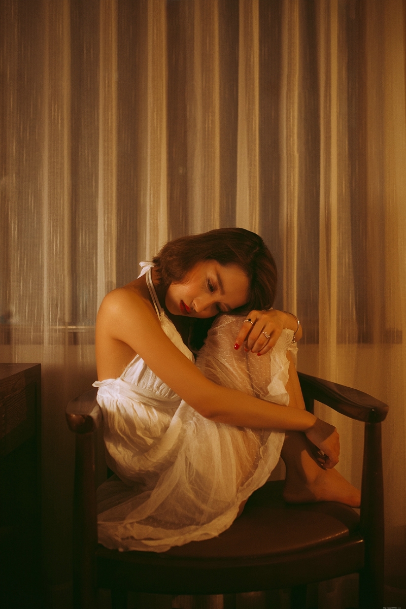 气质御姐睡衣深V展现完美娇躯