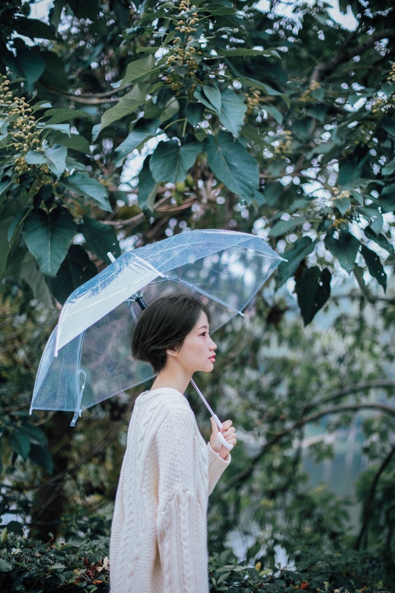 雨天草坪上的短发高颜值美女侧颜无敌