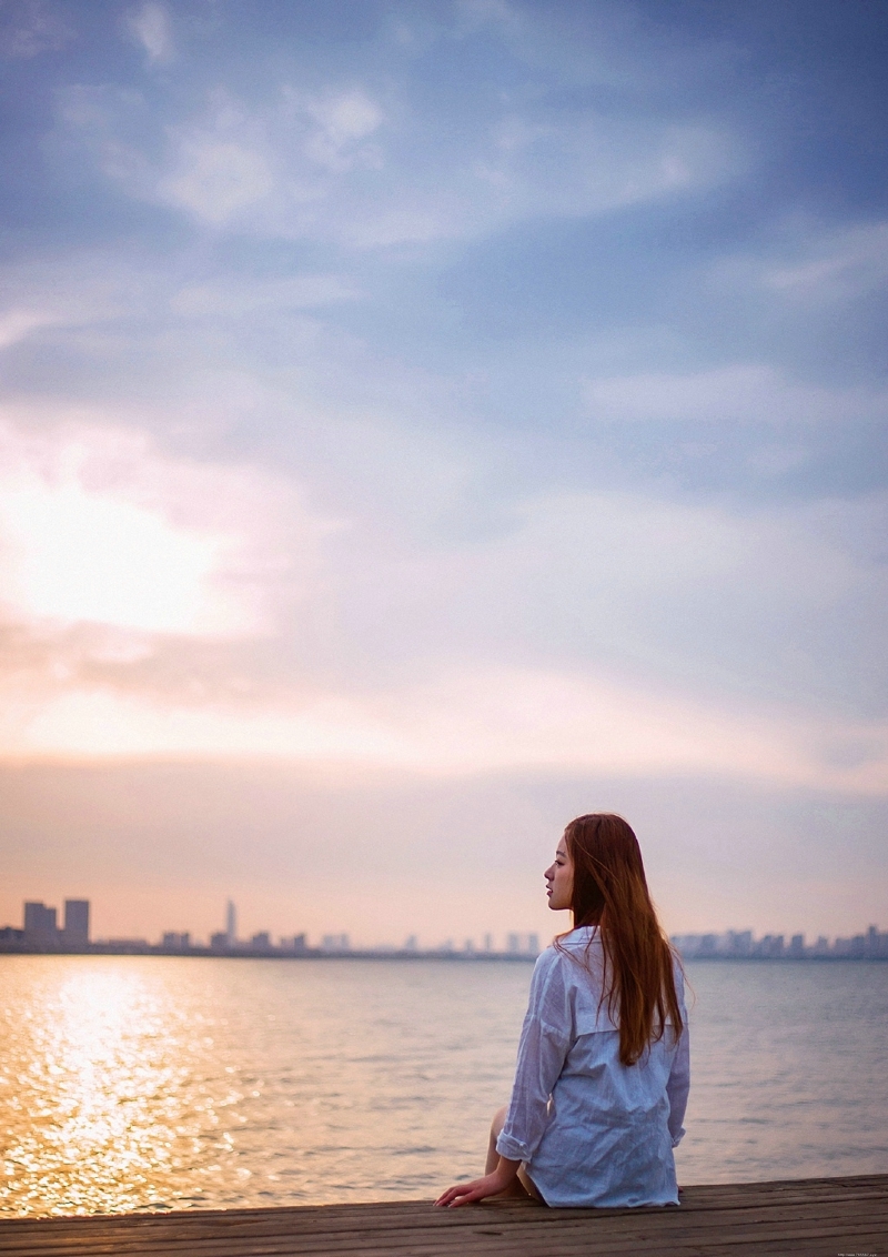 河岸边的白衬衫气质女神精致五官写真