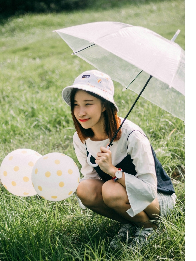 草地上的气球少女清凉笑容灿烂
