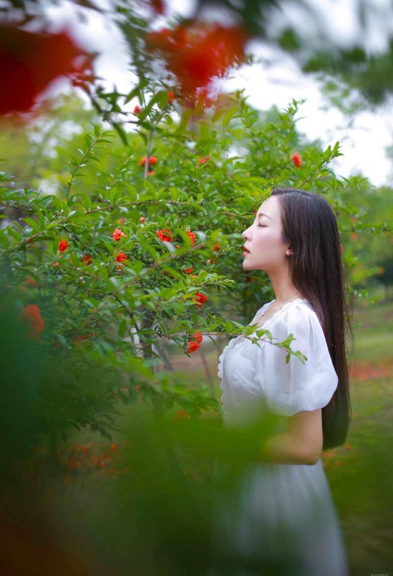 棉花美女白色长裙真空露乳红唇美艳