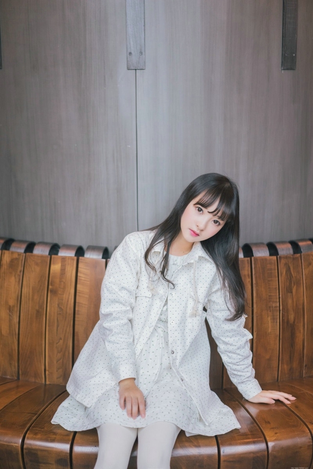 图书馆清纯大眼刘海黑长直发美少女甜美迷人写真